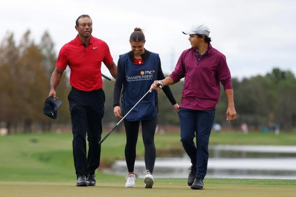 SEISI KELUARGA: Tiger Woods (kiri) bersama anaknya, Sam (tengah) dan Charlie semasa bersaing dalam Kejohanan PNC di Orlando pada 17 Disember.