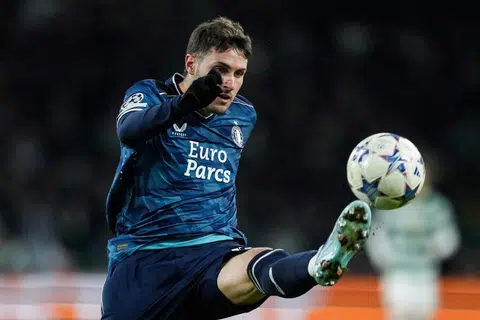 TARIK PERHATIAN: Penyerang Feyenoord asal Mexico, Santiago Gimenez, dikhabarkan dikaitkan dengan beberapa kelab England termasuk Tottenham, Arsenal dan Chelsea selain Fulham. 