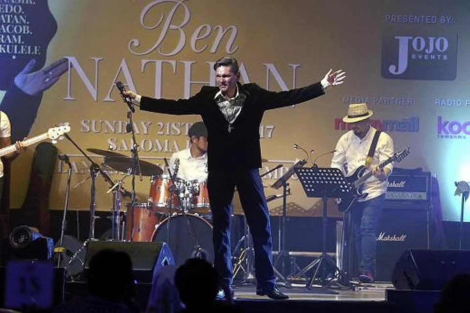 BERSINAR SEMULA: Ben Nathan beroleh kekuatan sebaik sahaja mendapat dorongan peminat yang memberi tepukan dan sorakan ketika beliau menyampaikan lagu Tak Mungkin, Ilusi Satu Penantian dan Stanza Sepi Sekeping Hati dalam Konsert Kasih & Harapan Ben Nathan. - Foto BHM