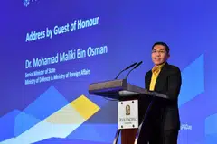 SEDAR AKAN ANCAMAN: Dr Maliki berkata rakyat Singapura perlu sedar tentang ancaman yang dibawa bidang digital, seperti serangan siber dan penyebaran berita palsu, dan perlu memainkan peranan menentang ancaman tersebut semasa ucapannya di satu sidang anjuran bersama Tableau Software dan GovTech di hotel Pan Pacific Singapore kelmarin. - Foto FACEBOOK DR MALIKI OSMAN