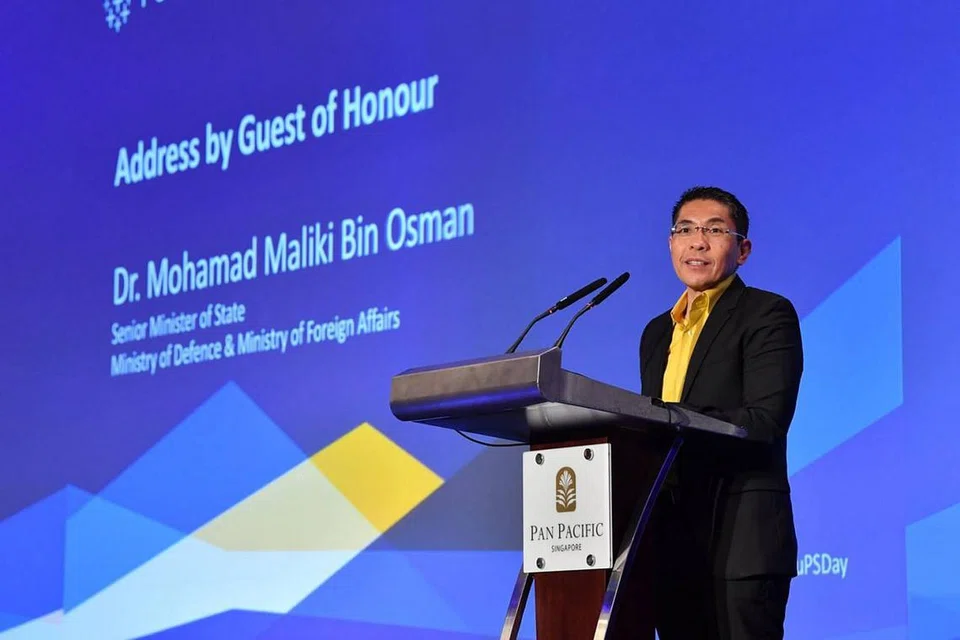 SEDAR AKAN ANCAMAN: Dr Maliki berkata rakyat Singapura perlu sedar tentang ancaman yang dibawa bidang digital, seperti serangan siber dan penyebaran berita palsu, dan perlu memainkan peranan menentang ancaman tersebut semasa ucapannya di satu sidang anjuran bersama Tableau Software dan GovTech di hotel Pan Pacific Singapore kelmarin. - Foto FACEBOOK DR MALIKI OSMAN