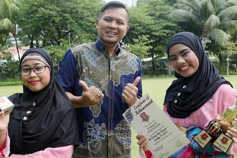 BAKAT TERCUNGKIL: Siti Anirah Muhammad Hashim (kiri) dan Sumarni Mohammad Iskandar (kanan) masing-masing gembira mendapat peluang mempelajari seni dikir barat dan tarian Melayu menerusi projek Rising Star 2015. Mereka bergambar bersama pengasas kumpulan teater dan tari Variasi Performing Arts, Raja Hamzah Raja Zulkifli. - Foto TAUFIK A. KADER
