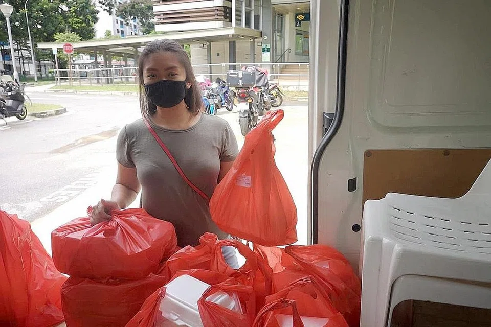 TETAP HULURKAN BANTUAN: Pekerja dan sukarelawan MTFA tetap membungkus dan mengagihkan makanan kepada keluarga kurang bernasib baik sepanjang Ramadan, meskipun langkah pemutus litar mendatangkan cabaran tambahan. - Foto ihsan ABDUL RAHMAN MOHD HANIPAH