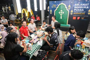 Majlis buka puasa di restoran McDonald’s Taman West Coast diserikan dengan kehadiran Anggota Parlimen (AP) GRC Jurong, Encik Xie Yao Quan (berbaju merah), pada 28 Mac. Keluarga kurang bernasib baik dari daerah Jurong telah dijemput untuk berbuka puasa pada majlis tersebut.