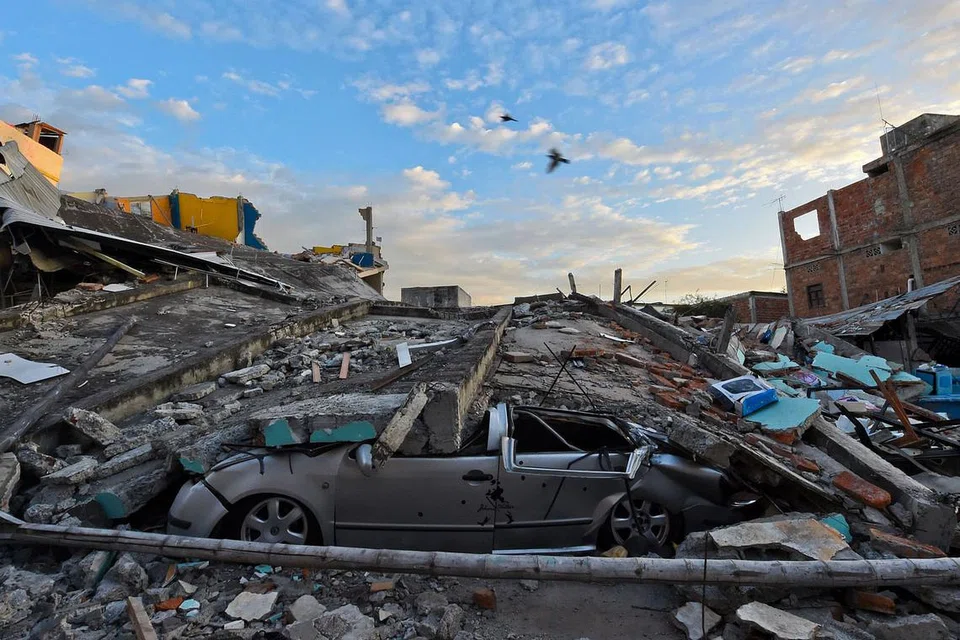 TERUK TERJEJAS: Gambar menunjukkan kemusnahan besar di Manta, Ecuador, sehari selepas gempa bumi melanda negara itu. - Foto-foto AFP 