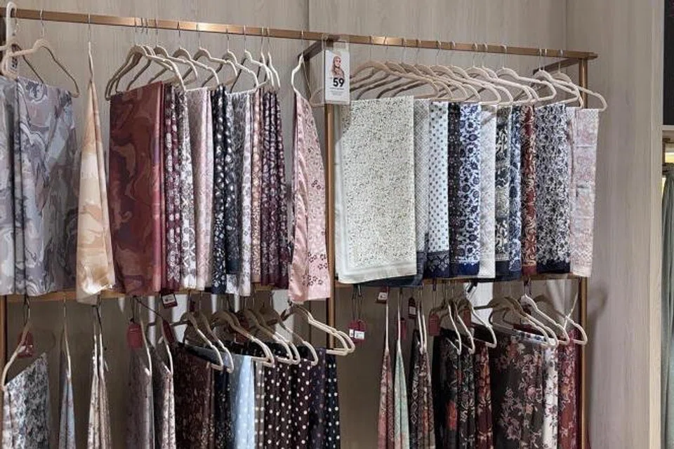 Beberapa butik menjual tudung berjenama seperti Bokitta, The Tudung People dan Siti Khadijah yang menjadi tumpuan pembeli yang mengunjungi KL East Mall. 