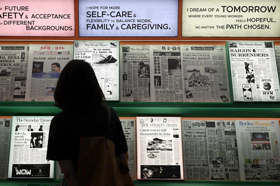 PAMERAN AKHBAR TEMPATAN: Pameran ‘Dunia 60’ mendapat ilham daripada Kedai Majalah Thambi di Holland Village yang ikonik dan menampilkan lebih 60 muka depan akhbar, termasuk ‘Berita Harian’ dan ‘Berita Minggu’, yang menyingkap peristiwa utama dalam dan luar negara yang menjadi tumpuan sejak 1965.