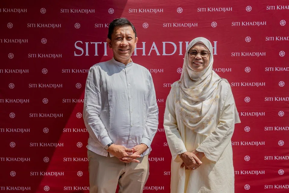GEMBIRA: Pengasas Siti Khadijah, Cik Padzilah Enda Sulaiman (kanan) dan pengerusi Kumpulan Siti Khadijah, Encik Shafie Shamsuddin gembira jenama itu dapat tebarkan sayapnya ke Singapura, dengan cawangannya terletak di 63 Arab Street.