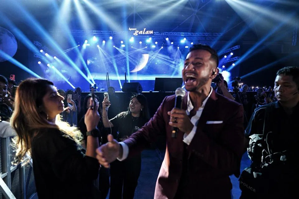 SOKONGAN ISTERI: Taufik Batisah mendendangkan lagu khas buat peminat dan isterinya yang turut hadir.