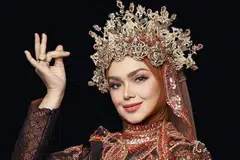 Datuk Seri Siti Nurhaliza terharu apabila tak kira penyanyi lama atau baru memilih untuk menzahirkan penghargaan buatnya menerusi konsert.