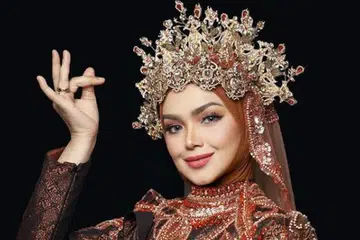 Datuk Seri Siti Nurhaliza terharu apabila tak kira penyanyi lama atau baru memilih untuk menzahirkan penghargaan buatnya menerusi konsert.