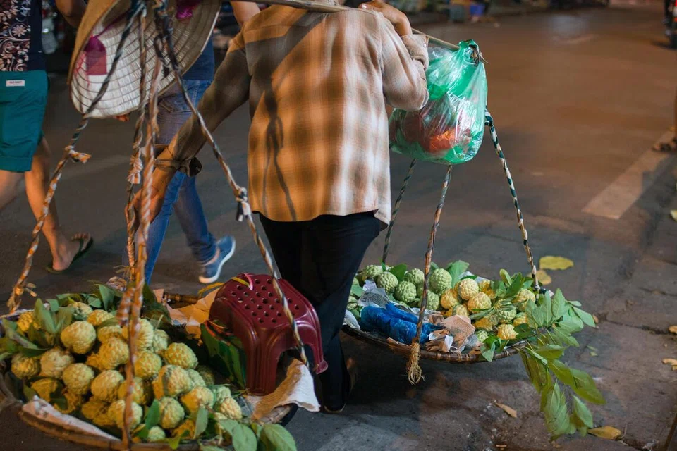 Aksi memikul barangan dengan menggunakan kayu berbentuk tongkat, yang diletakkan di atas bahu. Satu pikulan bermaksud berat barang yang dibawa itu 100 kati, atau 60 kilogram mengikut kiraan sistem metrik.