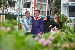Encik Noorhakim (dua dari kiri) berterima kasih kepada keluarga termasuk (dari kiri) bapanya, Encik Abdul Halim Haji Hamid; ibunya, Cik Hamidah Johari;  adiknya, Cik Nuraisah Abdul Halim, kerana menjadi penyokong utama baginya sehingga beliau berjaya muncul selaku pelajar terbaik dalam jurusan yang diikutinya.