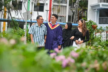 Encik Noorhakim (dua dari kiri) berterima kasih kepada keluarga termasuk (dari kiri) bapanya, Encik Abdul Halim Haji Hamid; ibunya, Cik Hamidah Johari;  adiknya, Cik Nuraisah Abdul Halim, kerana menjadi penyokong utama baginya sehingga beliau berjaya muncul selaku pelajar terbaik dalam jurusan yang diikutinya.