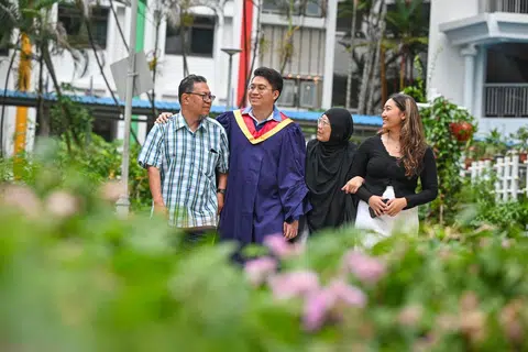 Encik Noorhakim (dua dari kiri) berterima kasih kepada keluarga termasuk (dari kiri) bapanya, Encik Abdul Halim Haji Hamid; ibunya, Cik Hamidah Johari;  adiknya, Cik Nuraisah Abdul Halim, kerana menjadi penyokong utama baginya sehingga beliau berjaya muncul selaku pelajar terbaik dalam jurusan yang diikutinya.
