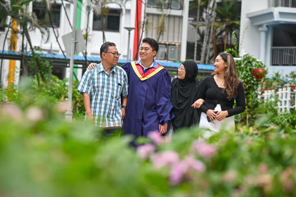 Encik Noorhakim (dua dari kiri) berterima kasih kepada keluarga termasuk (dari kiri) bapanya, Encik Abdul Halim Haji Hamid; ibunya, Cik Hamidah Johari;  adiknya, Cik Nuraisah Abdul Halim, kerana menjadi penyokong utama baginya sehingga beliau berjaya muncul selaku pelajar terbaik dalam jurusan yang diikutinya.