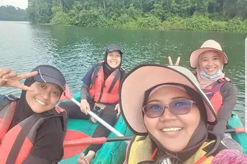 SALING MEMBERI SOKONGAN: Pesakit barah buah dada, Cik Aisha Jiffry (depan, kanan) dengan rakan-rakannya daripada kumpulan #theyoungpinkwarriors, (dari kiri) Cik Eryannie Mohd, Cik Aishah Jamil dan Aisha Alhadad. Mendapat sokongan daripada orang lain terutama pejuang-pejuang yang melalui perjalanan yang sama, membantu mereka dalam menangani emosi menghidap barah buah dada, katanya. - Foto ihsan AISHA JIFFRY