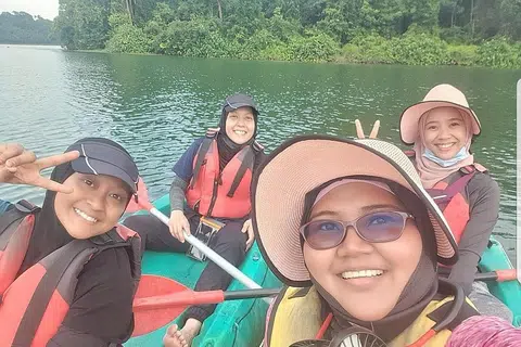 SALING MEMBERI SOKONGAN: Pesakit barah buah dada, Cik Aisha Jiffry (depan, kanan) dengan rakan-rakannya daripada kumpulan #theyoungpinkwarriors, (dari kiri) Cik Eryannie Mohd, Cik Aishah Jamil dan Aisha Alhadad. Mendapat sokongan daripada orang lain terutama pejuang-pejuang yang melalui perjalanan yang sama, membantu mereka dalam menangani emosi menghidap barah buah dada, katanya. - Foto ihsan AISHA JIFFRY
