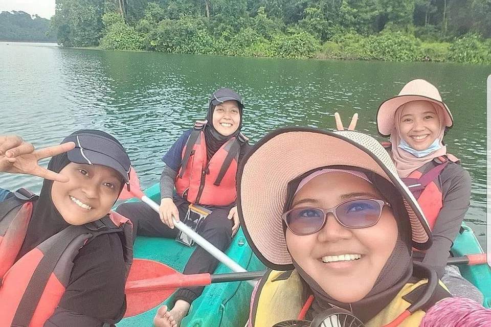 SALING MEMBERI SOKONGAN: Pesakit barah buah dada, Cik Aisha Jiffry (depan, kanan) dengan rakan-rakannya daripada kumpulan #theyoungpinkwarriors, (dari kiri) Cik Eryannie Mohd, Cik Aishah Jamil dan Aisha Alhadad. Mendapat sokongan daripada orang lain terutama pejuang-pejuang yang melalui perjalanan yang sama, membantu mereka dalam menangani emosi menghidap barah buah dada, katanya. - Foto ihsan AISHA JIFFRY