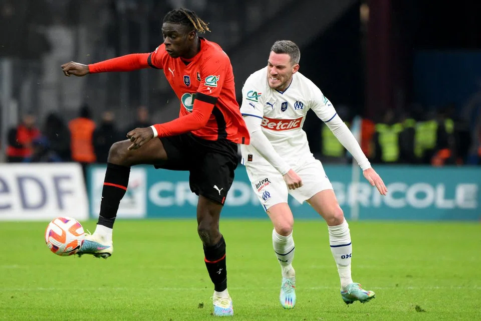 BEREBUT BOLA: Pemain midfield Rennes, Lesley Ugochukwu (jersi merah), berebut bola bersama pemain midfield Marseille, Jordan Veretout, dalam satu perlawanan pada Januari 2023.