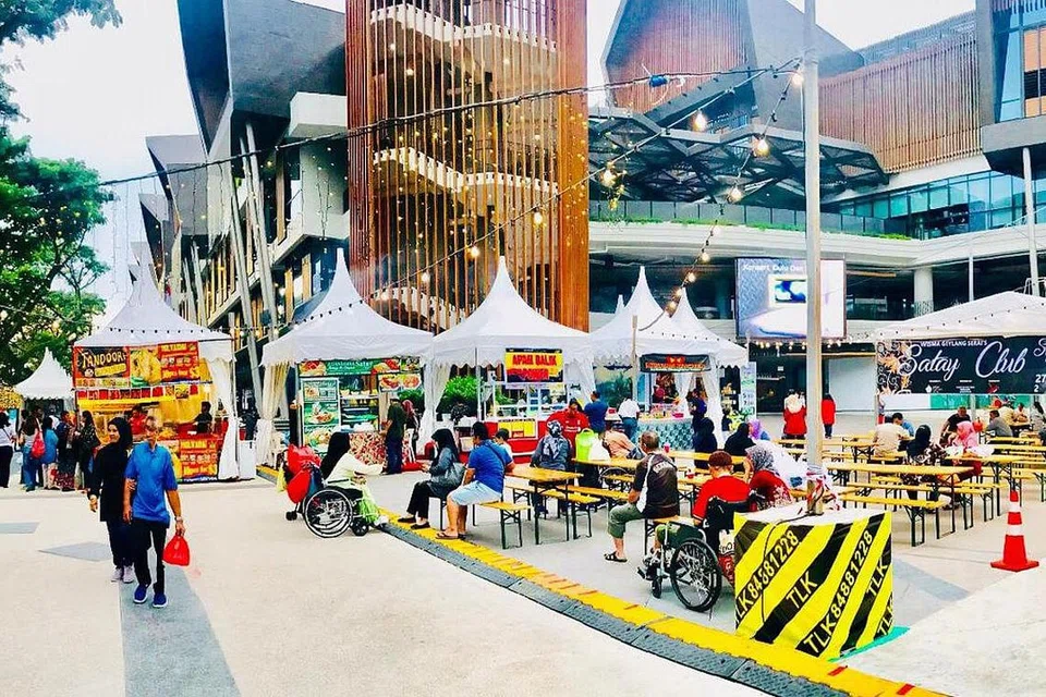 MEMERIAHKAN GEYLANG SERAI: Penganjur Wisma Geylang Serai berharap dengan acara gah yang sering diadakan, ia akan meningkatkan lagi zaman kegemilangan Geylang Serai bak satu ketika dulu. - Foto WGS