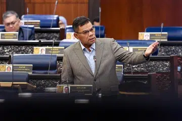 JELAS PROSES PERMOHONAN: Menteri Dalam Negeri Malaysia, Datuk Seri Saifuddin Nasution Ismail, menjelaskan mengenai punca kegagalan pemohon warga emas mendapatkan taraf kewarganegaraan adalah kerana tidak menguasai Bahasa Melayu.