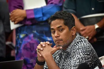 TIDAK BERSETUJU: Anggota Parlimen (AP) Rembau Khairy Jamaluddin menyalahkan usaha Umno bekerjasama sama dengan Parti Islam SeMalaysia (PAS) yang menyebabkan dua pemimpin veteran Umno meninggalkan parti itu. - Foto fail