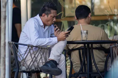 Seorang lelaki menggunakan vape di Denpasar, Bali, Indonesia pada 13 April 2026. Badan Narkotik Nasional (BNN) Indonesia mencadangkan larangan menyeluruh terhadap rokok elektronik, termasuk cecair vape, sebagai sebahagian daripada rang undang-undang berkaitan narkotik dan bahan psikotropik negara itu.