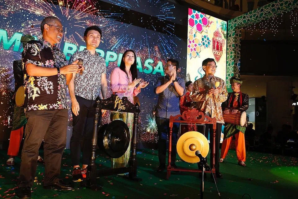 BAZAR DI TAMPINES: Pemimpin GRC Tampines (dari kiri) Encik Masagos Zulkifli, Encik Baey Yam Keng, Cik Cheng Li Hui, Encik Desmond Choo dan Encik Heng Swee Keat meraikan pelancaran bazar di Our Tampines Hub (OTH). - Foto BM oleh TIMOTHY DAVID