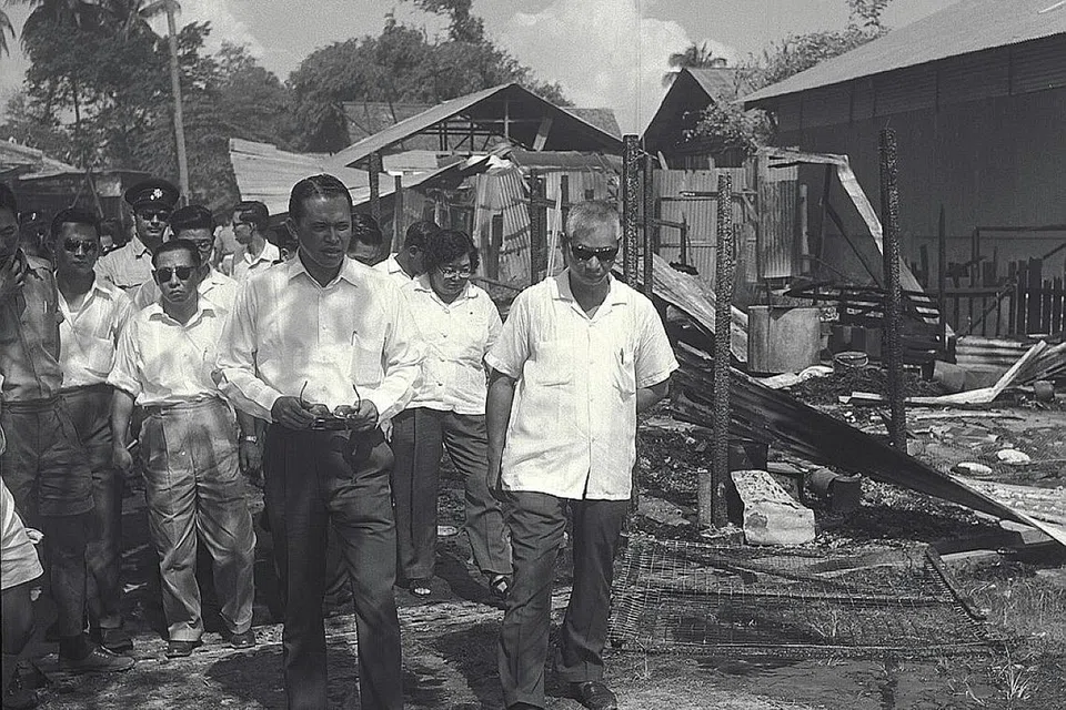 PRIHATIN DENGAN MASYARAKAT: Encik Othman melawat pusat bantuan sementara di Sekolah Gabungan Mattar Road untuk bertemu dengan mangsa kebakaran yang diberi makanan, pakaian dan duit oleh Jabatan Kebajikan Masyarakat. - Foto fail