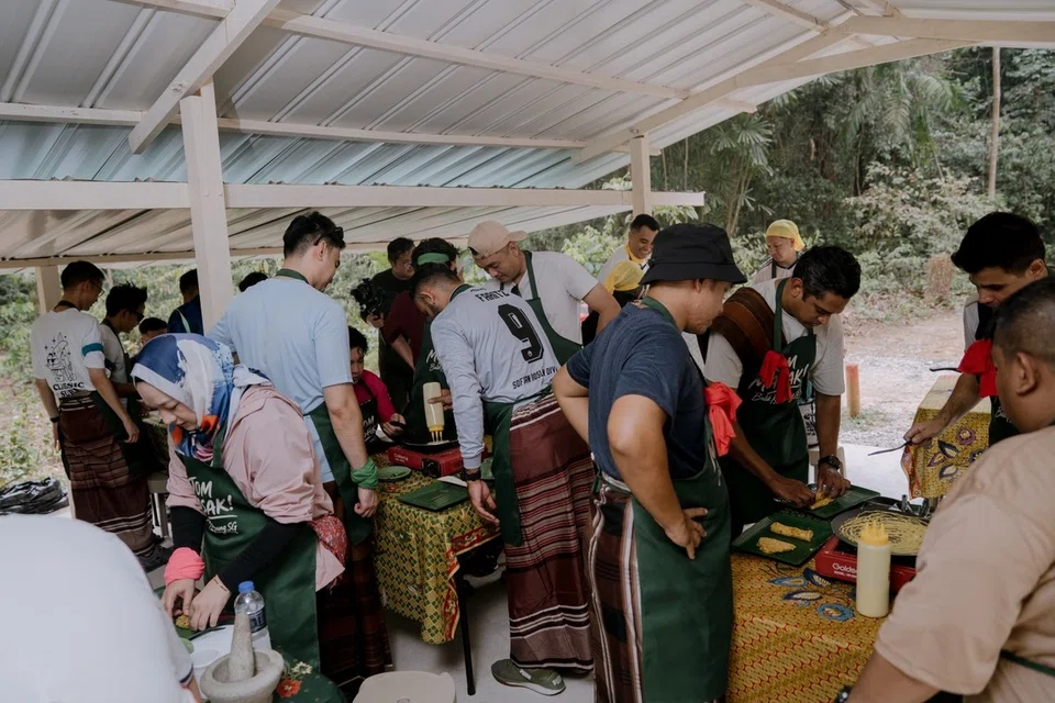 Pengunjung menyertai kelas memasak yang dikendalikan Cik Samsiah Abdullah di rumah pusaka keluarganya di Pulau Ubin.