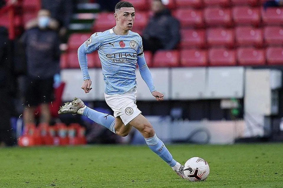 JIWA BIRU: Prestasi Phil Foden (atas) yang hebat di padang musim ini bermakna Guardiola boleh bergantung padanya untuk mempengaruhi perlawanan dan memburu kemenangan bagi pasukannya. - Foto-foto EPA-EFE