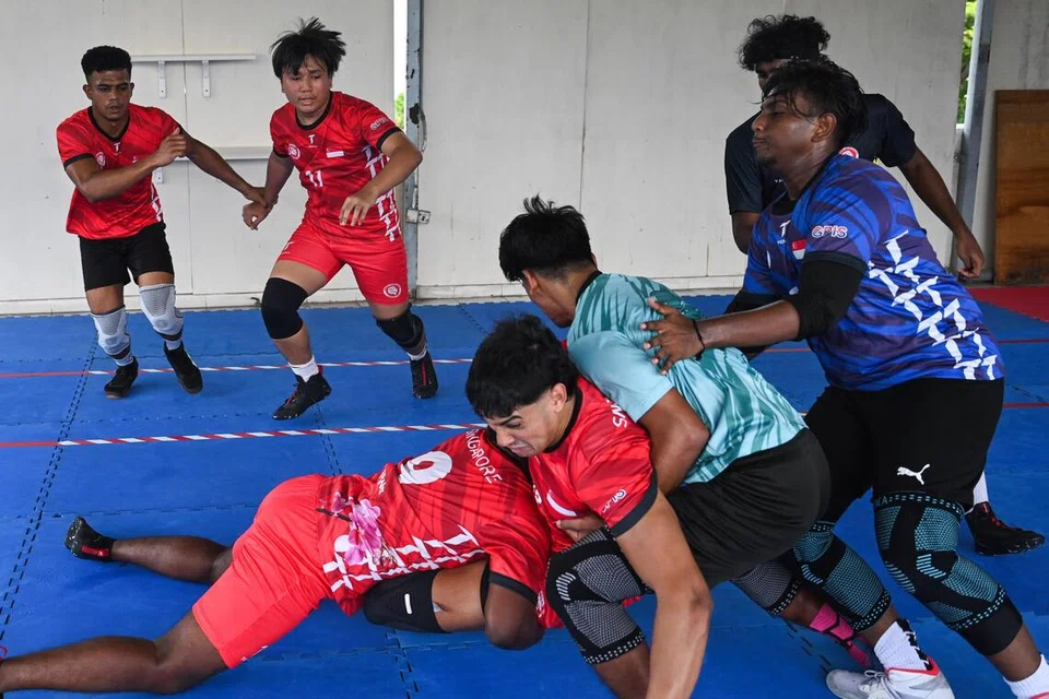 Sebagai salah seorang pemain penyerang, atau raider, Aidil (ditahan di tengah) perlu masuk ke zon lawan, menyentuh seberapa ramai pihak lawan dan kembali ke zon sendiri untuk mengutip mata sambil mengelak pertahanan lawan yang akan cuba menghalangnya.