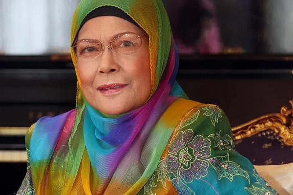 PEMERGIAN SEORANG BIDUANITA: Allahyarhamha Kartina Dahari meninggal dunia petang tadi akibat penyakit barah pangkal rahim. - Foto