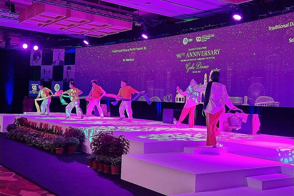 SAMBUTAN DIMERIAHKAN: Persembahan tarian tradisional turut menghiburkan para hadirin. - Foto FACEBOOK JAMIYAH SINGAPURA