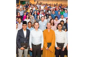 TINGKAT PERSEFAHAMAN: Dr Teo Ho Pin (dua dari kiri) bersama peserta dialog silang agama, termasuk Ustaz Ashraf Anwar (kiri) yang turut berkongsi tentang Islam serta menjawab pelbagai salah tanggapan tentang agama itu. - Foto DANIAL HARIS