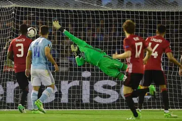 BOLOS: Penjaga gawang Celta, Sergio Alvarez, gagal menyelamatkan bola daripada tendangan percuma kencang Marcus Rashford. - Foto AFP