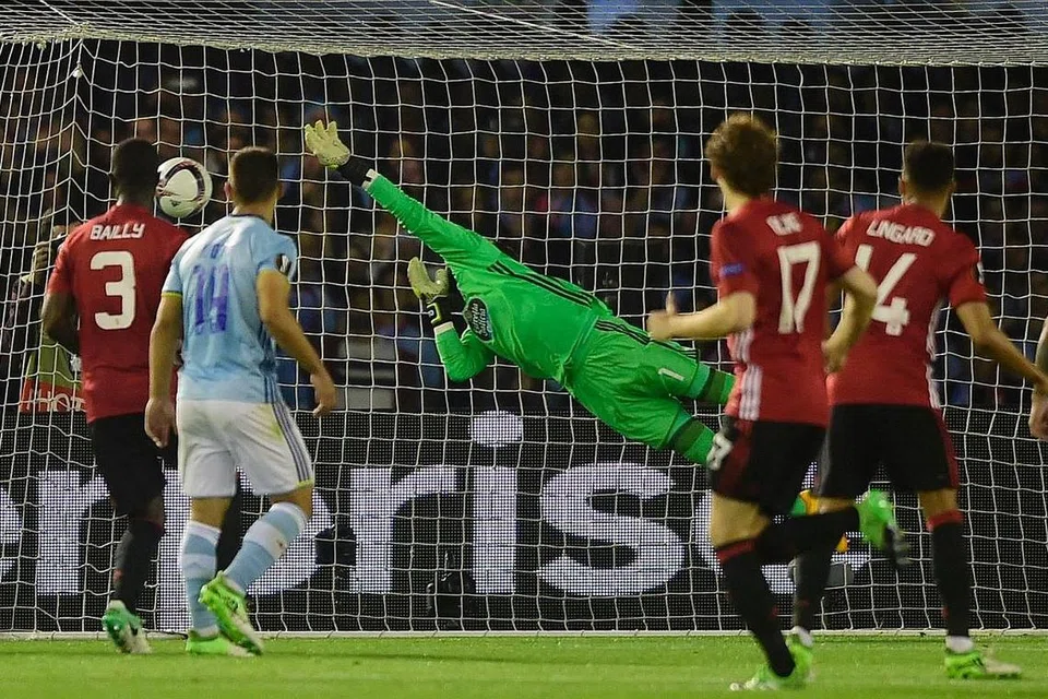 BOLOS: Penjaga gawang Celta, Sergio Alvarez, gagal menyelamatkan bola daripada tendangan percuma kencang Marcus Rashford. - Foto AFP