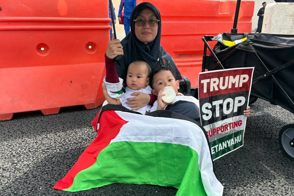 Cik Auni Hanani Taib, 34 tahun, membawa dua anak kecilnya ke ‘Himpunan Aman Bantah Trump’ di Dataran Merdeka, Kuala Lumpur, pada 26 Oktober.