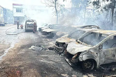 kenderaan musnah, kebakaran belukar, Johor Bahru