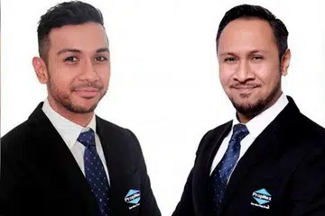 EJEN HARTANAH: Taufik Batisah (kiri) mendedahkan pada Ahad lalu bahawa beliau telah menceburi satu lagi peluang perniagaan sebagai ejen hartanah bersama abangnya, Mus Batisah (kanan). - Foto INSTAGRAM BATISAH BROS PROPERTY