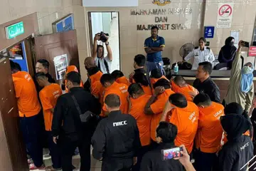 Seramai 33 individu termasuk tiga doktor perubatan dikenakan tahanan reman oleh Mahkamah Majistret Georgetown, Pulau Pinang, susulan kes pemalsuan tuntutan hilang upaya Pertubuhan Keselamatan Sosial (Perkeso) bernilai RM2.1 juta.