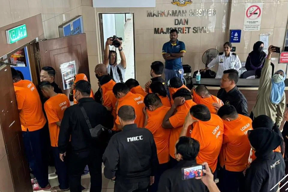 Seramai 33 individu termasuk tiga doktor perubatan dikenakan tahanan reman oleh Mahkamah Majistret Georgetown, Pulau Pinang, susulan kes pemalsuan tuntutan hilang upaya Pertubuhan Keselamatan Sosial (Perkeso) bernilai RM2.1 juta.