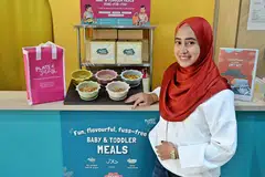 Cik Sharatul ’Ain Azhar di kedai Plate & Play di East Village. Beliau memperkenalkan makanan bayi dan kanak-kanak halal berasaskan konsep, ‘baby-led weaning’ (BLW), dengan penekanan kepada cita rasa tempatan dan antarabangsa.