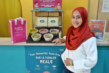 Cik Sharatul ’Ain Azhar di kedai Plate & Play di East Village. Beliau memperkenalkan makanan bayi dan kanak-kanak halal berasaskan konsep, ‘baby-led weaning’ (BLW), dengan penekanan kepada cita rasa tempatan dan antarabangsa.