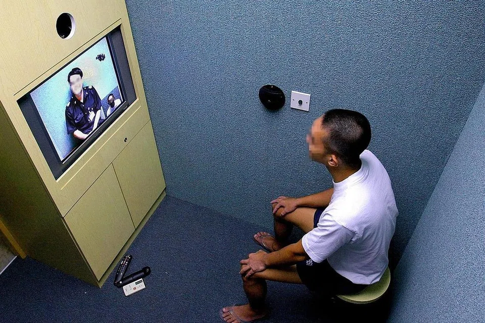 LANGKAH KAWALAN: Pihak berkuasa akan menggantung semua lawatan keluarga ke penjara, termasuk interaksi melalui sidang video, mulai hari ini hingga 4 Mei dalam usaha mencegah penularan Covid-19. - Foto fail