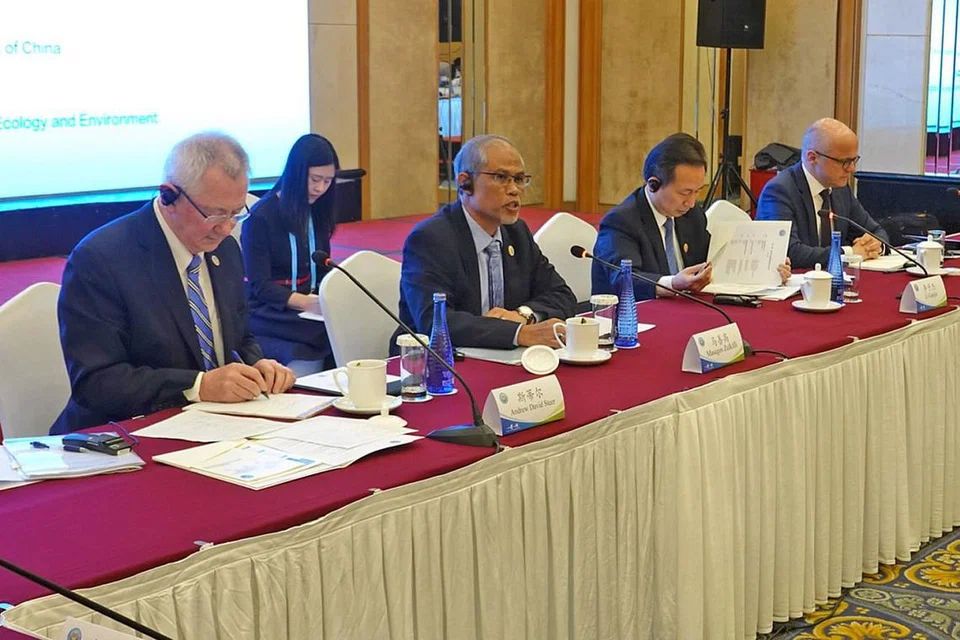 KONGSI PANDANGAN: Encik Masagos Zulkifli (dua dari kiri) berkongsi pandangan di Forum Inisiatif Belt and Road. Bersama beliau ialah (dari kiri) Encik Andrew Steer, Presiden dan Ketua Pegawai Eksekutif Institut Sumber Daya Dunia; Encik Li Ganjie, Menteri Ekologi dan Alam Sekitar China; dan Encik Vidar Helgesen, Duta Khas Norway ke Panel Peringkat Tinggi Membina Ekonomi Lautan Lestari, Bekas Menteri Iklim dan Alam Sekitar Norway. - Foto MEWR 