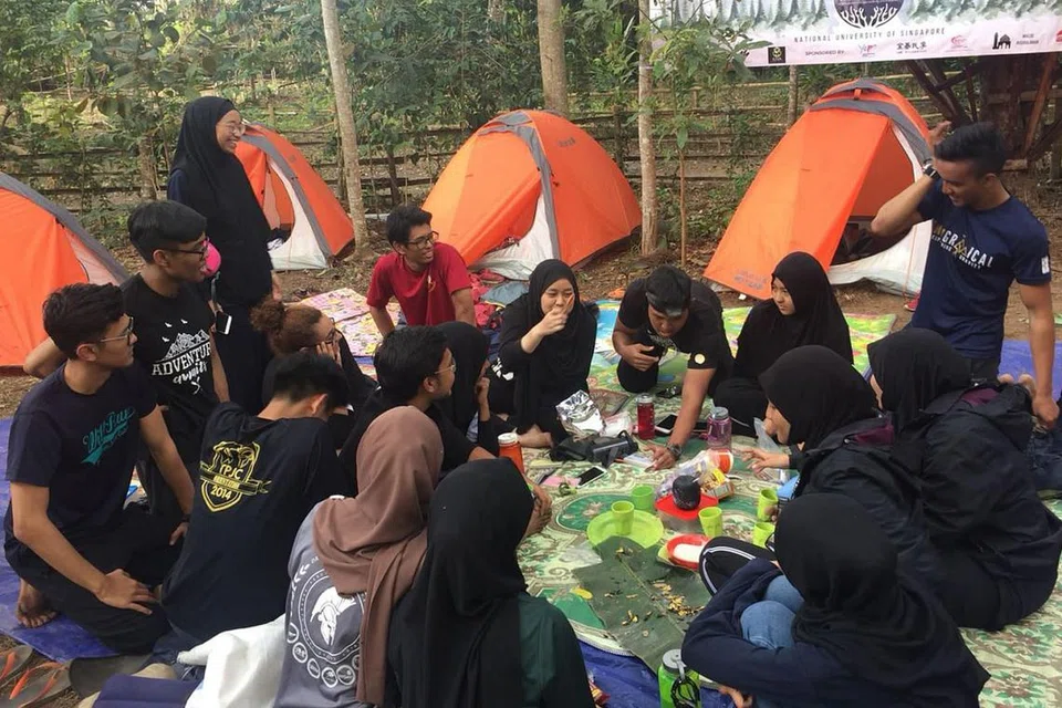 SELAMAT: Kumpulan pelajar NUS ini berkhemah di sebuah kawasan terbuka di Sembalun di timur laut Lombok selepas berlakunya gempa di pulau itu. - Foto MOHAMAD TAHAR JUMAAT
