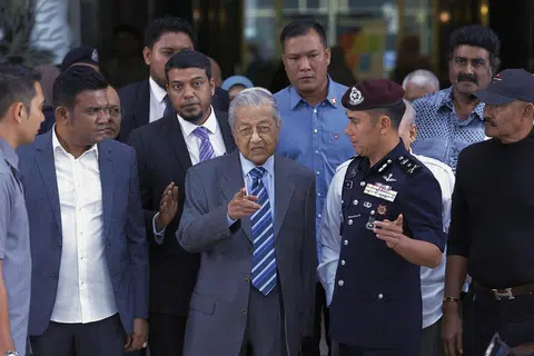 Mantan Perdana Menteri Malaysia, Tun Dr Mahathir Mohamad, ketika keluar dari Bahagian Hal Ehwal Undang-Undang Jabatan Perdana Menteri selepas memberi keterangan kepada Suruhanjaya Siasatan Diraja (RCI) bagi Mengkaji Pengendalian Perkara Berkaitan Kes Kedaulatan Batu Puteh, Batuan Tengah dan Tubir Selatan pada 12 Jun.