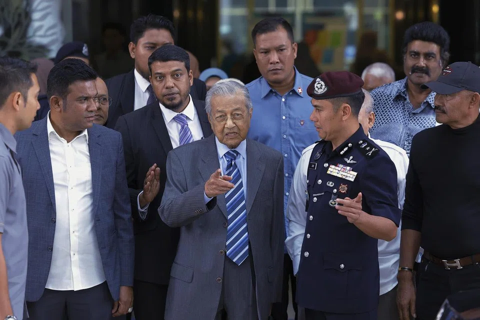 Mantan Perdana Menteri Malaysia, Tun Dr Mahathir Mohamad, ketika keluar dari Bahagian Hal Ehwal Undang-Undang Jabatan Perdana Menteri selepas memberi keterangan kepada Suruhanjaya Siasatan Diraja (RCI) bagi Mengkaji Pengendalian Perkara Berkaitan Kes Kedaulatan Batu Puteh, Batuan Tengah dan Tubir Selatan pada 12 Jun.